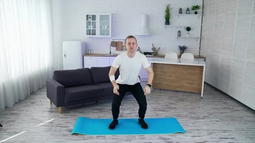 Quarantänemann, der drinnen Sport treibt. Lebensstil starker Mann trainiert seinen Körper zu Hause.