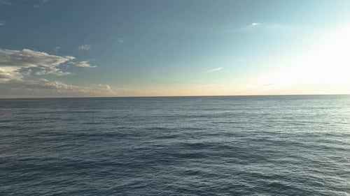Beau fond marin, vol de Drone, horizon doux, mouvement fluide