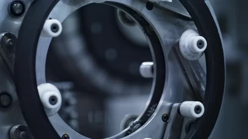 Gummireifenbandmaschine, die in der technologisch automatisierten Fertigung arbeitet, Nahaufnahme. Nahaufnahme Mechani...