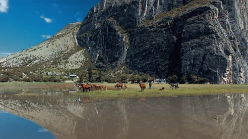 Vista aérea de belos lugares turísticos e da natureza com a montanha do Daguestão