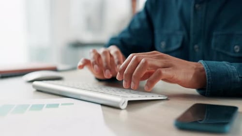 Computer, Hände oder Person mit Grafiken oder Dokumenten auf dem Schreibtisch für Verkäufe, Charts