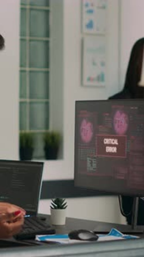 Vertikales Video: Vielfältiges Team von Programmierern, die sich mit Warnungen vor Sicherheitsverletzungen auf