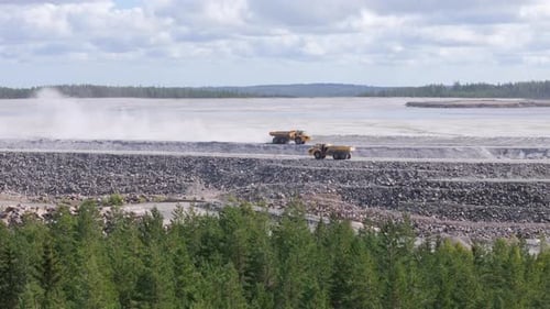 Bergbau-Muldenkipper fahren im Tagebau in Europa aneinander vorbei, aus der Luft