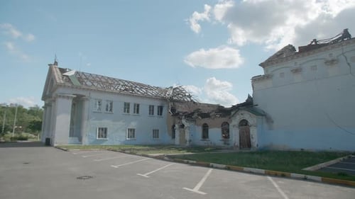 Aufgeblasenes öffentliches Gebäude an der Straße mit bläulicher Skyline im Hintergrund