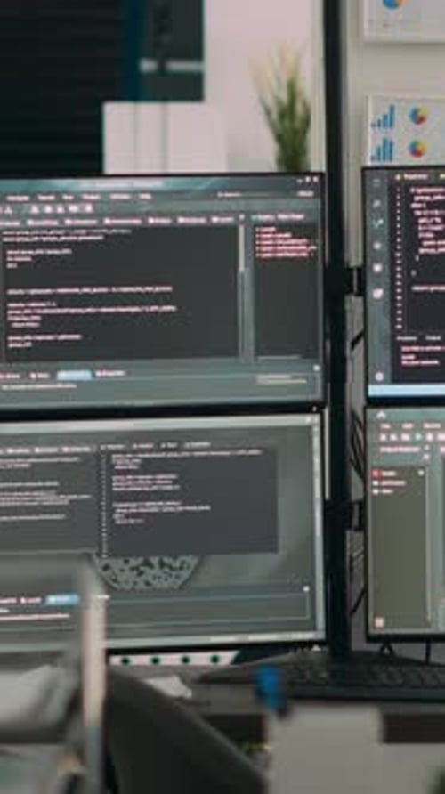 Mesa de escritório vazia de vídeo vertical com várias telas executando script de desenvolvimento de software