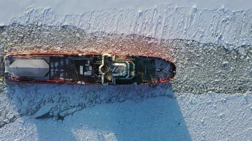 Luftbild über den Eisbrecher des Kreuzfahrtschiffs