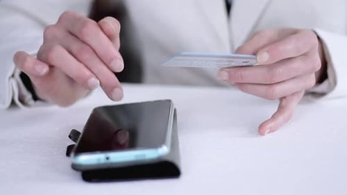 Online-Kauf und Kauf mit Kreditkarte im Internet Stock-Video-Stockmaterial