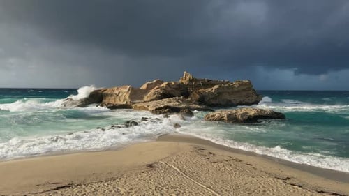 Playa con mar tormentoso en invierno