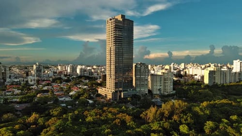 Arranha-céu da torre Anacaona 27, Mirador Sur. Santo Domingo, na República Dominicana. Drone aéreo