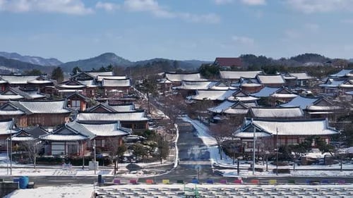 Vista aérea da vila de Jupo Hanok e da planície de maré da Baía de Hampyeong na neve do inverno