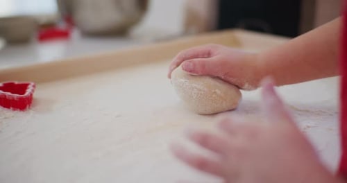 Junge formt Teig aus nächster Nähe