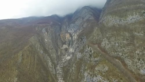 Вид с воздуха на водопад Бока в национальном парке Триглав, Юлийские Альпы.