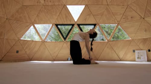 Poses de yoga dans un studio extérieur zen et géométrique avec une femme hispanique embrassant le calme et la pleine conscience