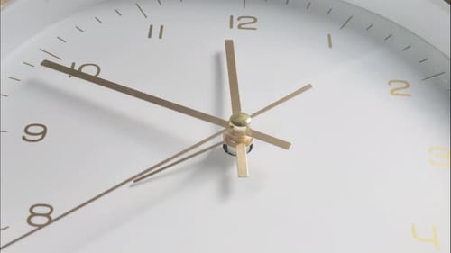 Primer plano de las manecillas del reloj que llegan a las 12 de la medianoche