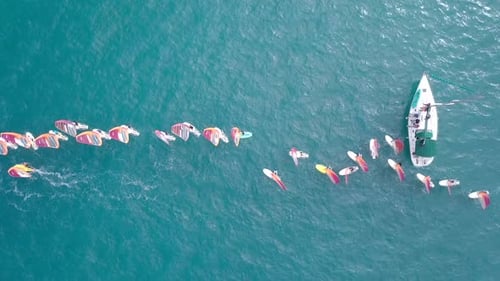 Startlinie des Windsurf-Rennens, Luftaufnahme