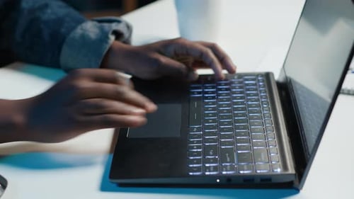 Telearbeiter, der von zu Hause aus arbeitet und auf der Laptop-Tastatur tippt, Nahaufnahme
