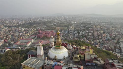 Des images filmées par drone du stupa de Swayambhunath avec la ville de Katmandou s'étendent dans la vallée en contrebas