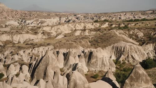 Antiker Ort mit eigenartig hohen Steinen aus der Vogelperspektive, Panoramablick auf das Tal der Liebe