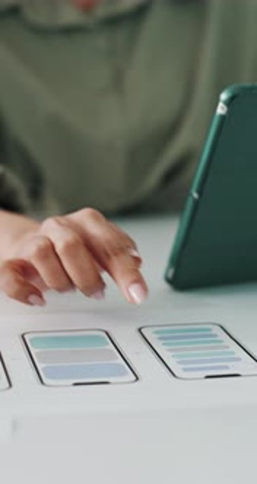 Estructura alámbrica, manos o mujer con tableta en la oficina para el diseño del sitio, el plano digital o la planificación