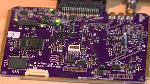 LA CARTE À MICROPUCE DE L'ORDINATEUR CLIGNOTE ET S'ÉTEINT