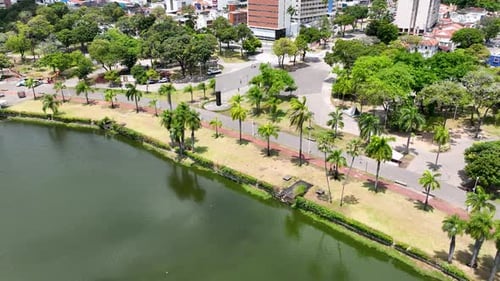 Paisagem urbana da famosa lagoa na cidade de João Pessoa, no nordeste do Brasil.