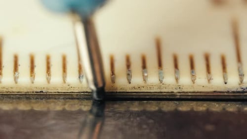 Präzise Metallmarkierung und Messung mit Händen und Lineal