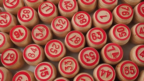 Jeu de
plateau de bingo. Barils en bois rotatifs avec numéros de bingo.