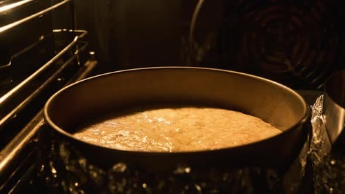 Hausgemachter Karottenkuchen, im Ofen gebacken, Zeitraffer des Kochens von Kuchen im Ofen