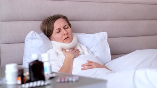 Une jeune femme tousse et ne se sent pas bien dans un appartement froid sans chauffage La femme a attrapé un
