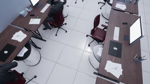 Hommes et femmes d'affaires travaillant sur des ordinateurs de bureau