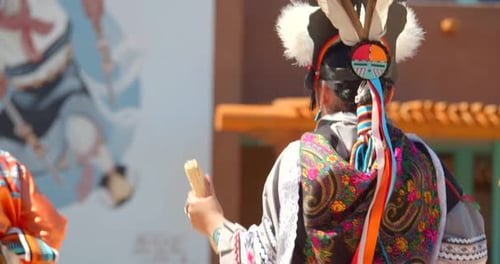 Auténticos bailarines nativos americanos interpretan la danza de la lluvia en el pueblo de Taos, Nuevo México
