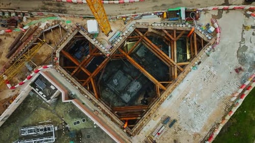 Un Zumbido que se levantaba disparado sobre una obra en construcción con una grúa y un edificio en construcción con vistas a una playa