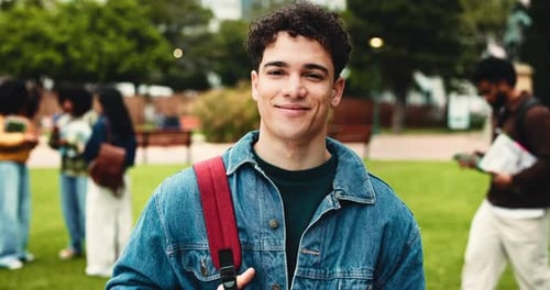 La universidad, el aire libre y la cara de un hombre en el campus con una sonrisa para aprender, conocer y estudiar