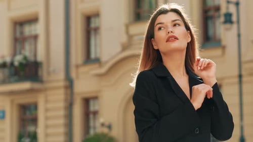 Linda sorridente posando na rua