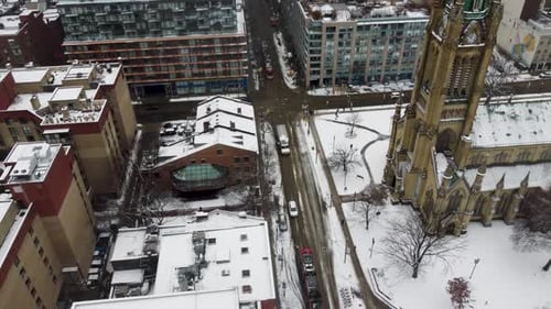 Vista aérea invernal del centro de Toronto y la iglesia catedral de St. James 4K