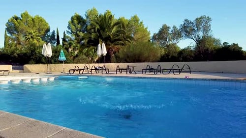 Mann schwimmt im Pool