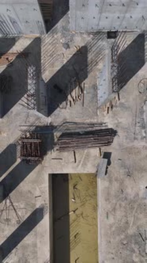 Vídeo vertical avanza en una nueva planta mientras los trabajadores construyen paredes y los ingenieros supervisan la construcción
