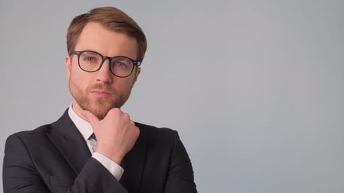 Porträt eines seriösen Geschäftsmannes mit Brille, Büroleiter im Hintergrund im Studio