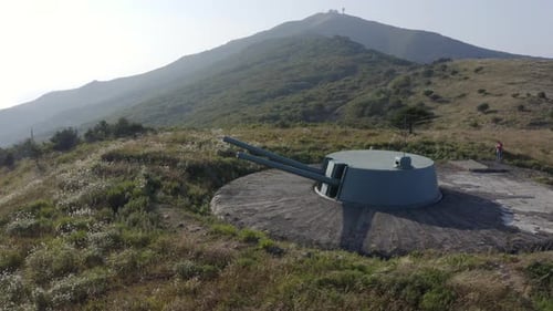 Plano de giro aéreo lento de una unidad de artillería pesada de 180 mm con base en tierra de la Unión Soviética fuera de servicio con un