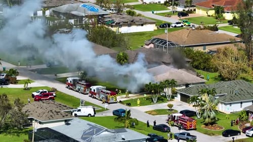 Incendio residencial con humo y llamas y los bomberos lo extinguieron