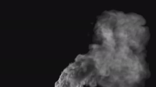 Rauch oder Nebel von einem Feuer im Wind auf einem Alphakanal mit transparentem Hintergrund.