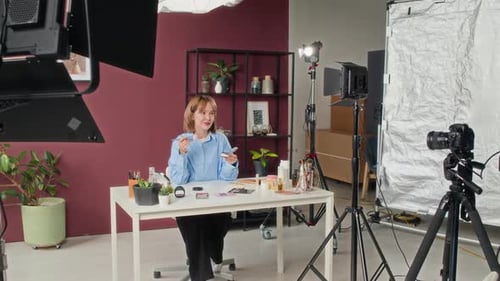 Tutorial de belleza grabando en cámara lenta un influencer en un estudio profesional
