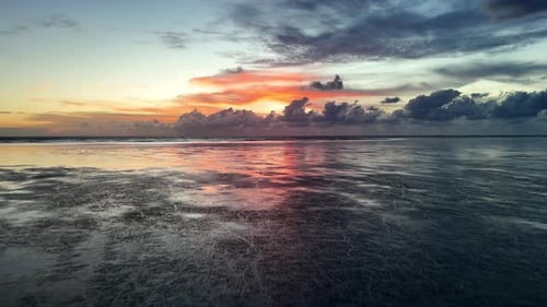 Drohnenblick hebt schlammiges Küstenmeer bei Sonnenuntergang hervor