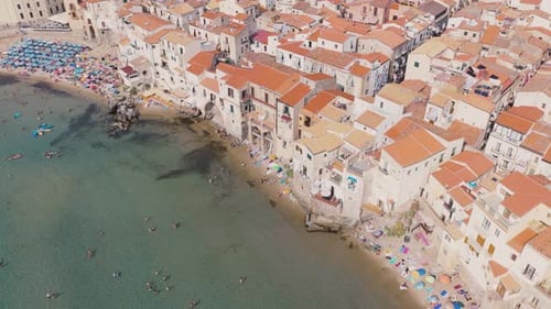 Luftaufnahme der Küstengebäude und des Strandes, Italien.