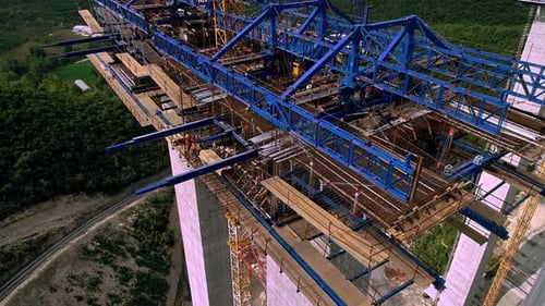 Vista aérea de la construcción del viaducto con estructura de acero y grúas