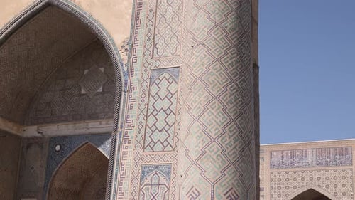 regardant le minaret détaillé et la mosquée de la place du Registan à Samarcande, en Ouzbékistan, le long de la hist