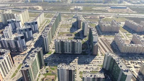 Modernes Wohnviertel wird um neue Gebäude im Bau erweitert