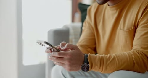 Mains, textos téléphoniques et maison avec publication sur les réseaux sociaux, réseautage et en ligne sur un canapé