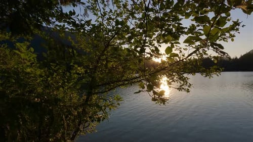 Sonniger Sonnenuntergang über der kanadischen Naturlandschaft
