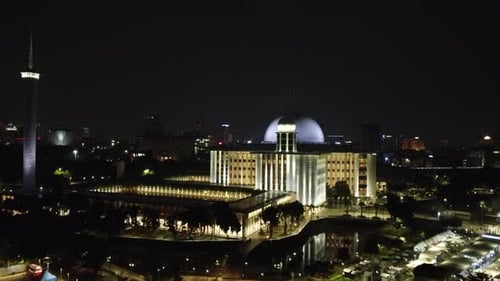 Luftaufnahme der Istiqlal-Moschee in Jakarta bei Nacht